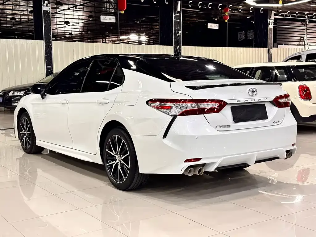 Toyota Camry — фото 6