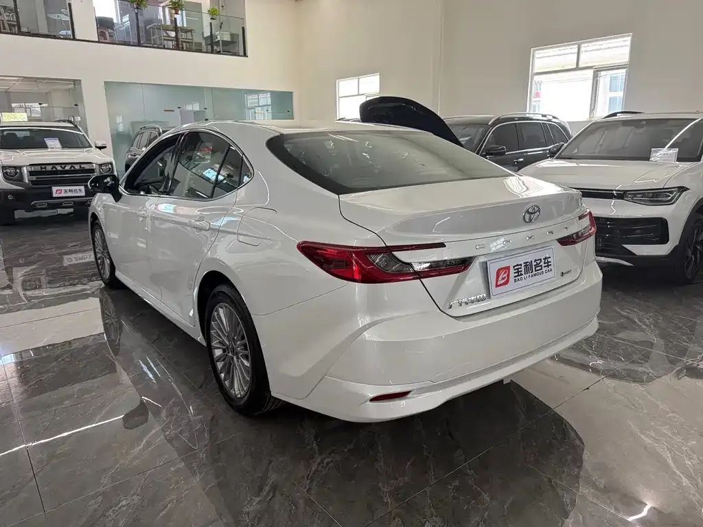 Toyota Camry — фото 2