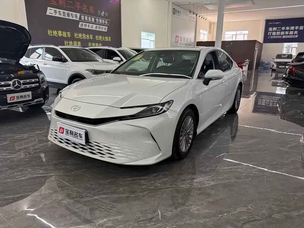 Toyota Camry — фото 5