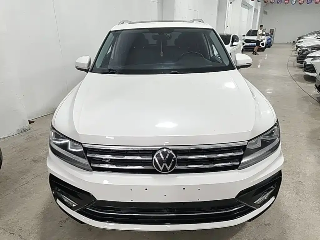 Volkswagen Tiguan L — фото 7