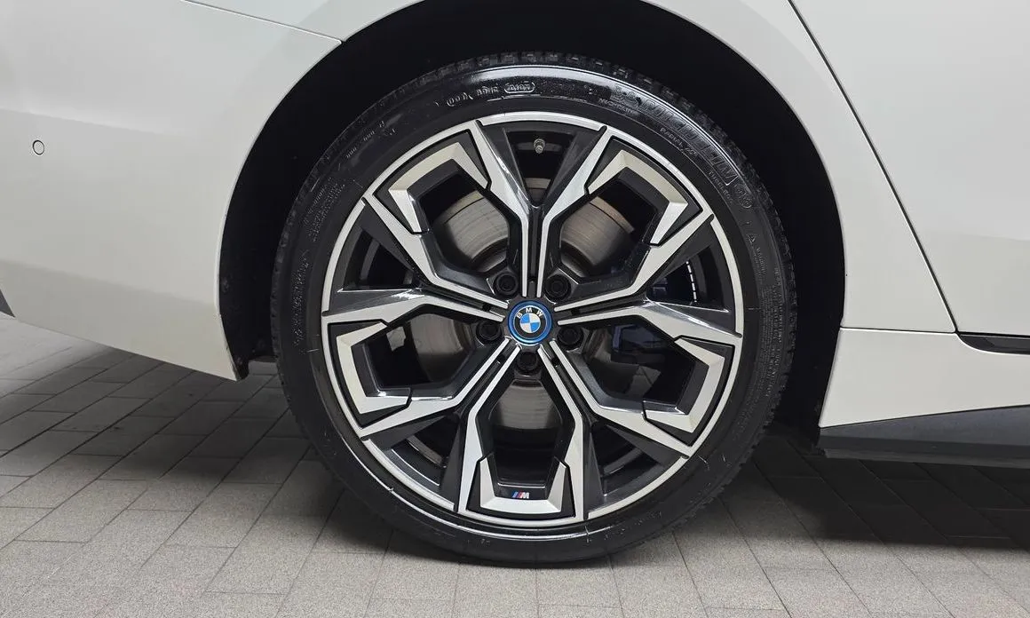 BMW i4 — фото 5