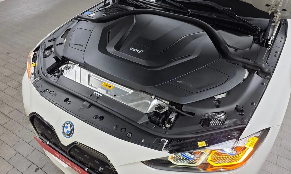 BMW i4 — фото 8