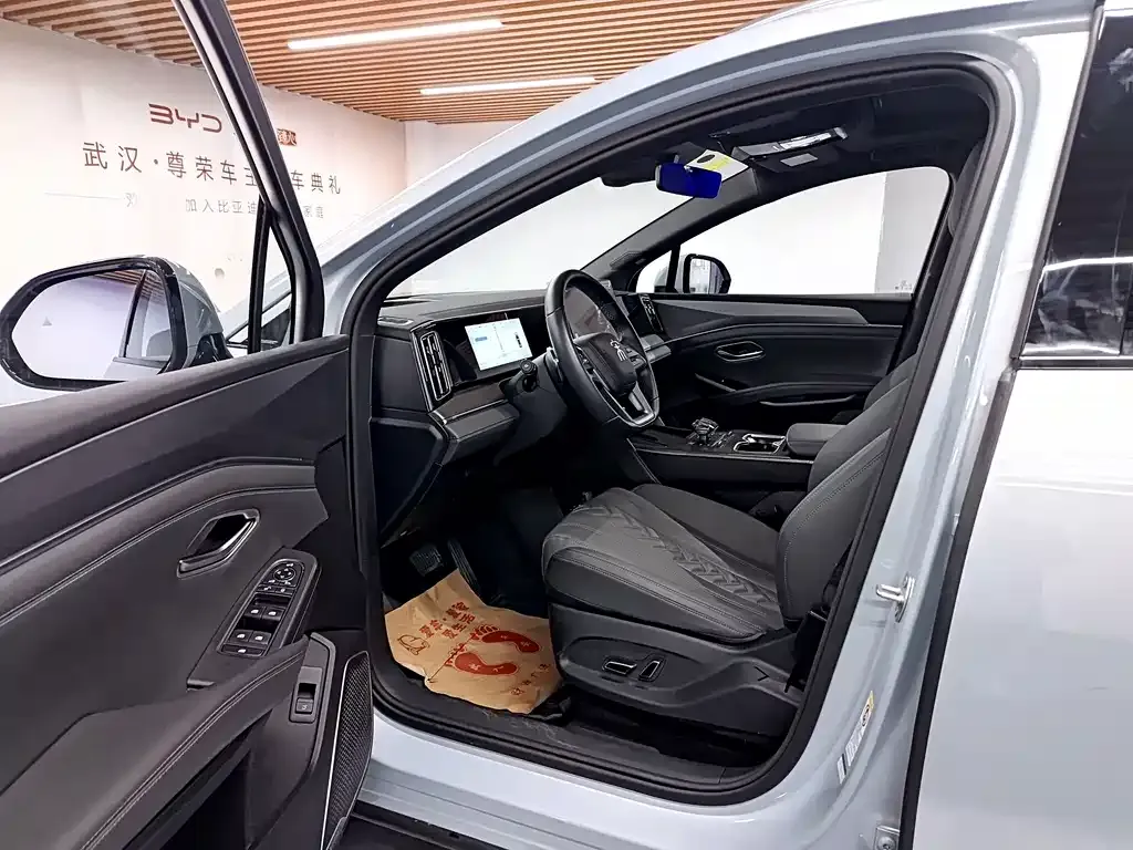 BYD L DM-i — фото 8