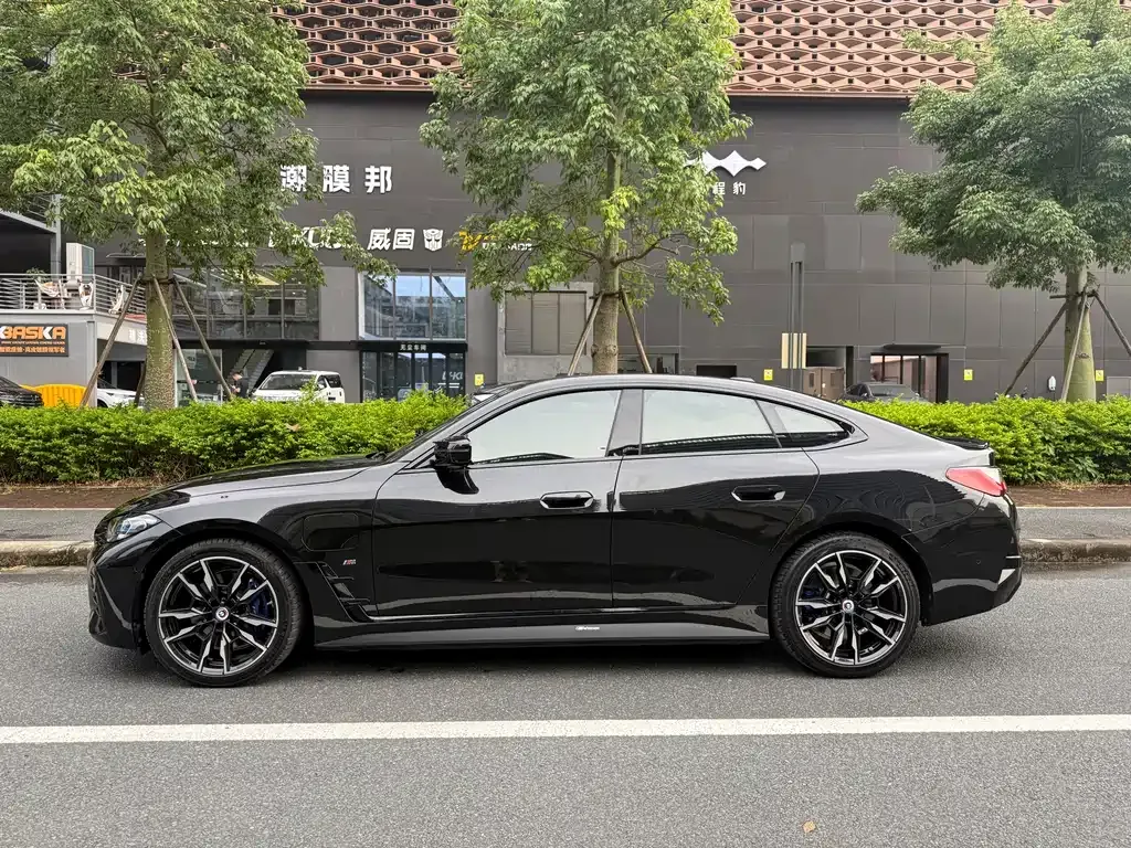 BMW i4 — фото 10