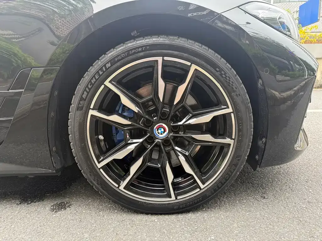 BMW i4 — фото 8