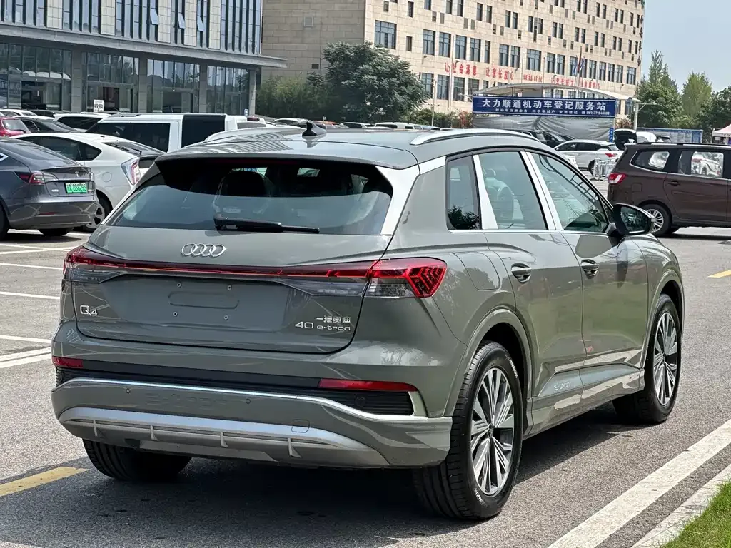 Audi Q4 e-tron — фото 7