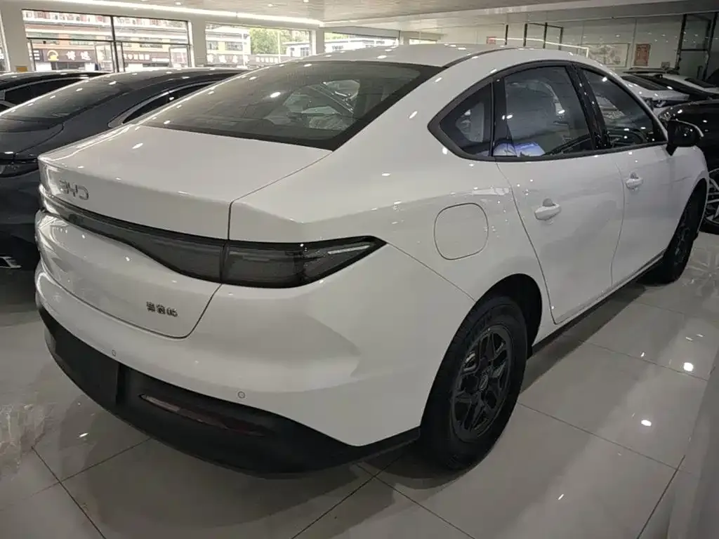 BYD Seal 05 DM-i — фото 9