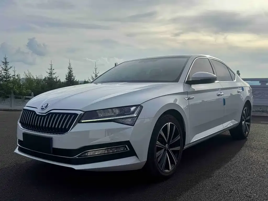 Skoda Superb — фото 1