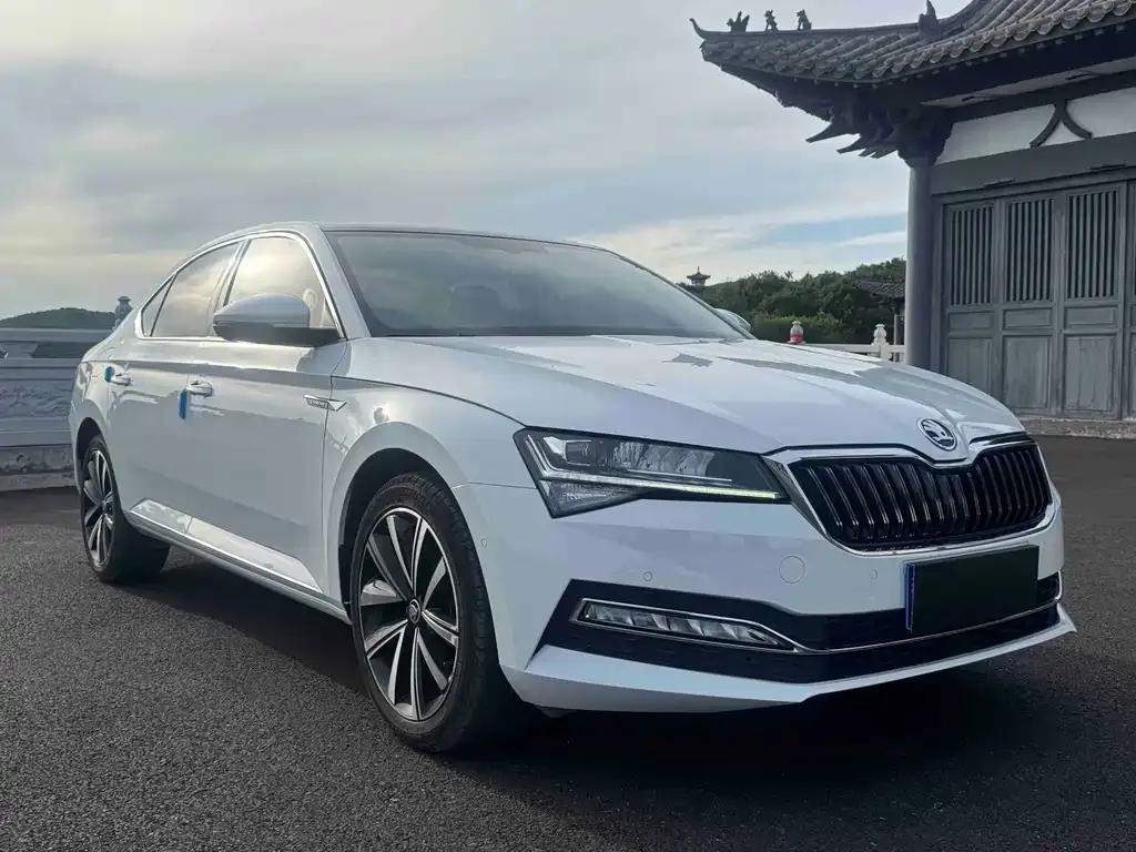 Skoda Superb — фото 9