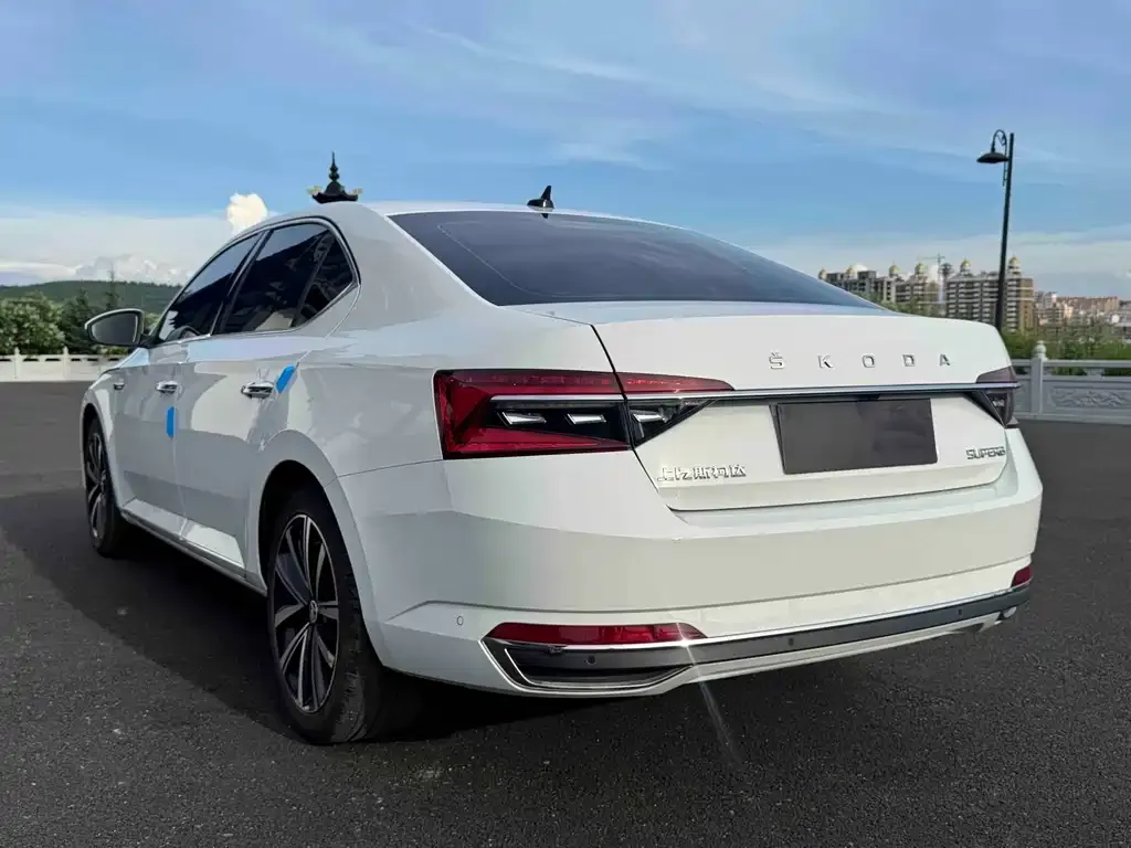 Skoda Superb — фото 10