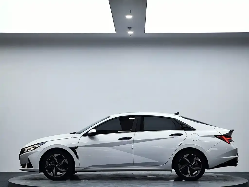 Hyundai Elantra — фото 2