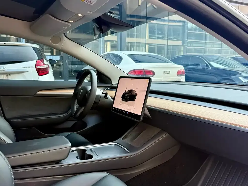 Tesla Model 3 — фото 2