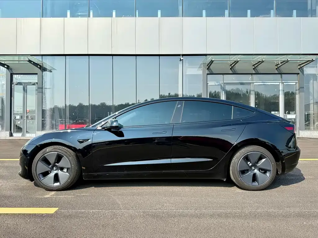 Tesla Model 3 — фото 5
