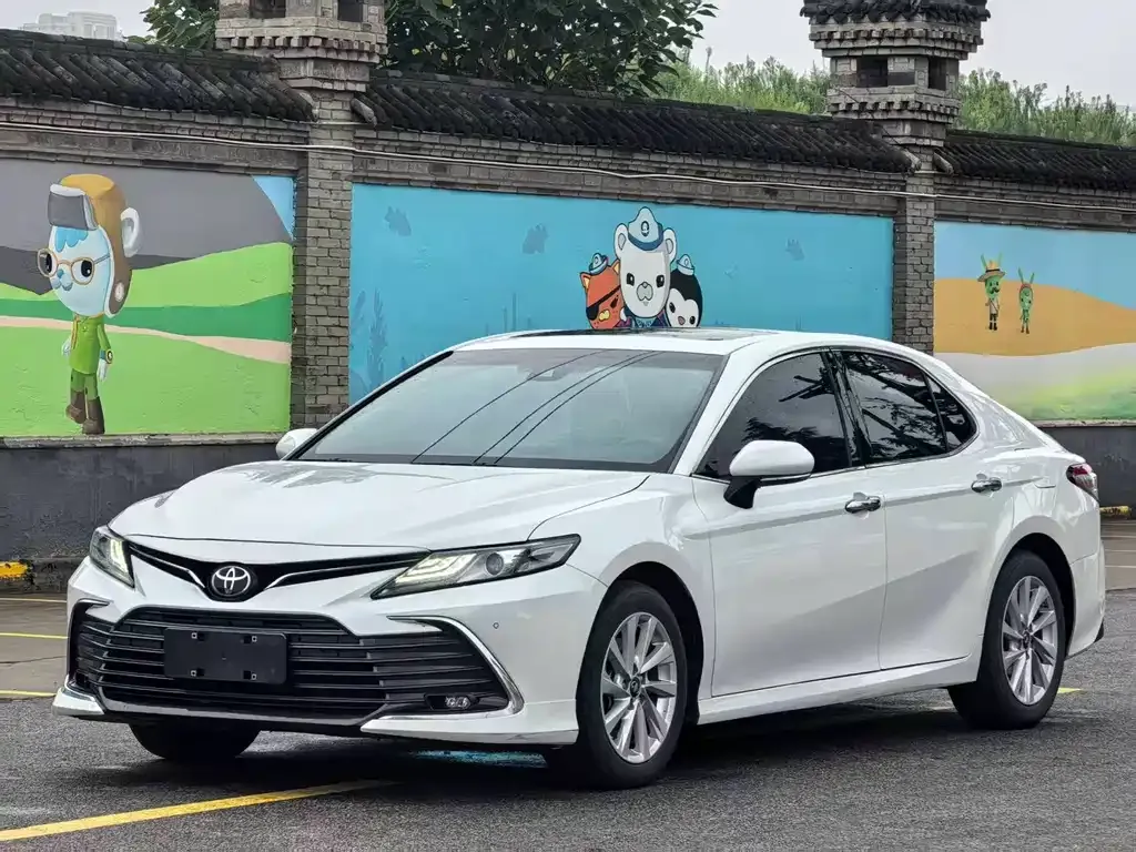 Toyota Camry — фото 1