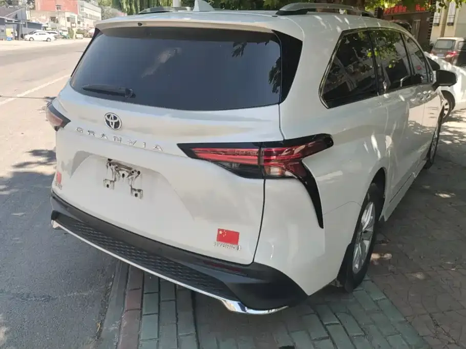 Toyota Granvia — фото 2