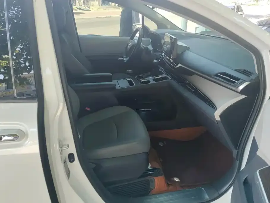 Toyota Granvia — фото 10