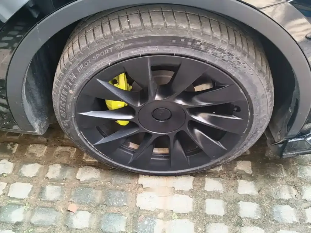 Tesla Model Y — фото 10
