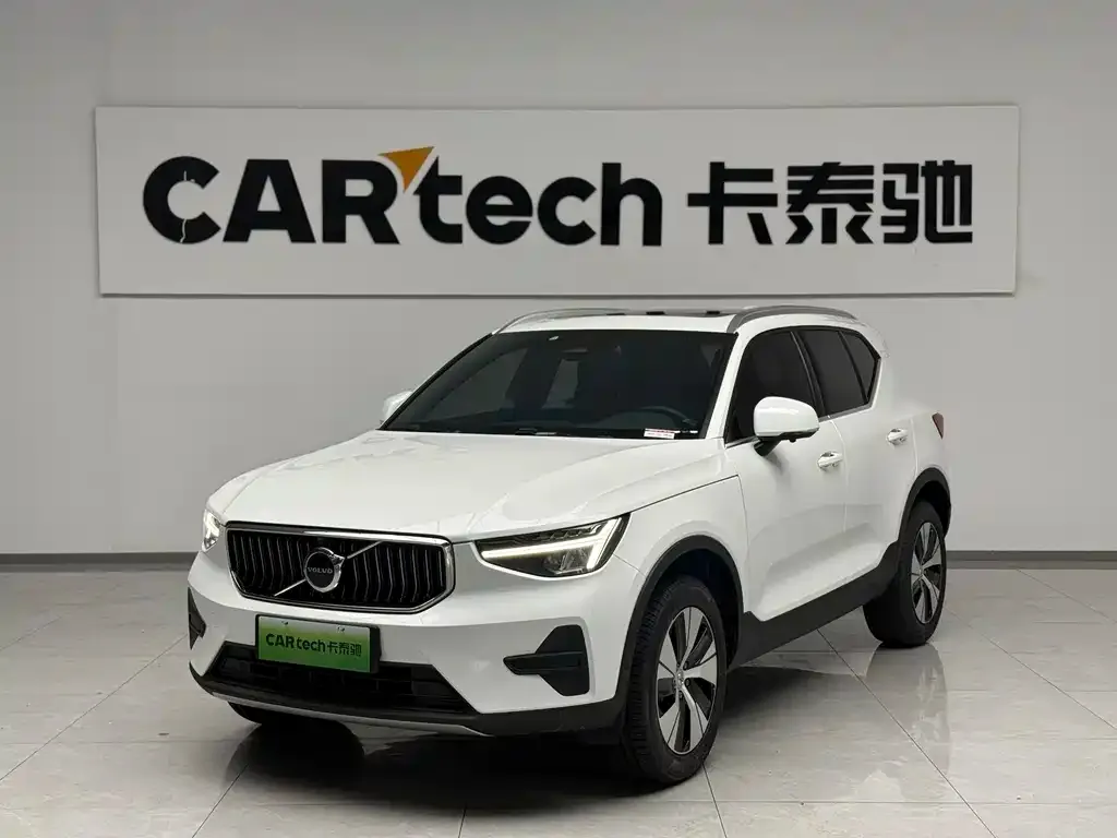 Volvo XC40 — фото 1