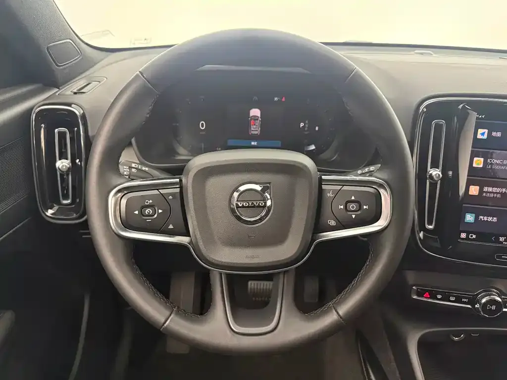 Volvo XC40 — фото 9