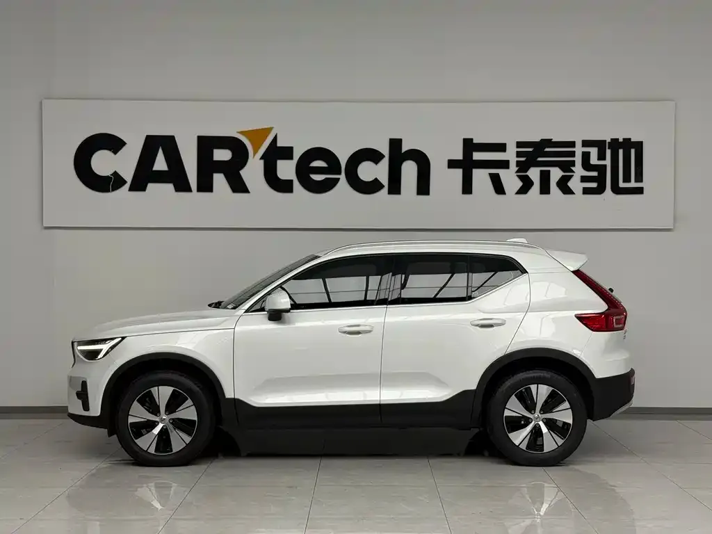 Volvo XC40 — фото 8