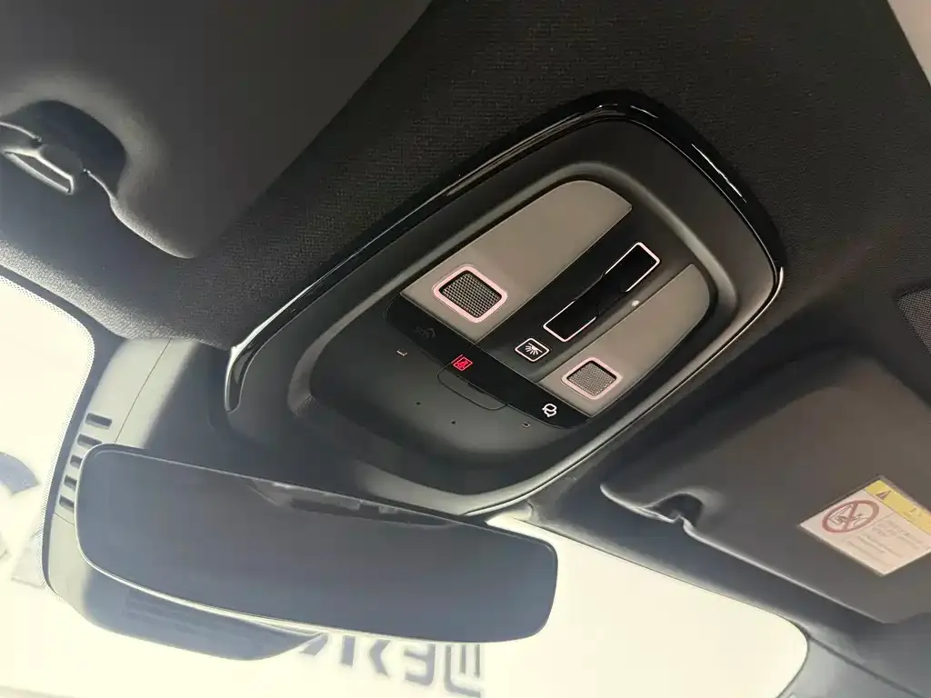 Volvo XC40 — фото 10