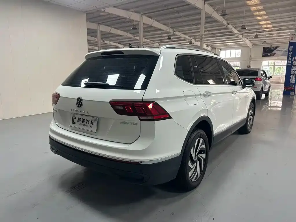Volkswagen Tiguan L — фото 10