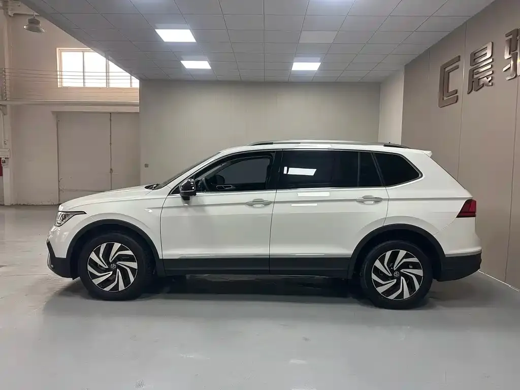Volkswagen Tiguan L — фото 5