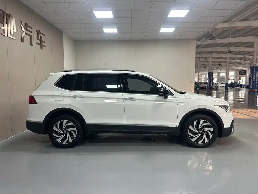 Volkswagen Tiguan L — фото 7