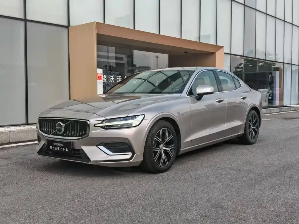 Volvo S60 — фото 1