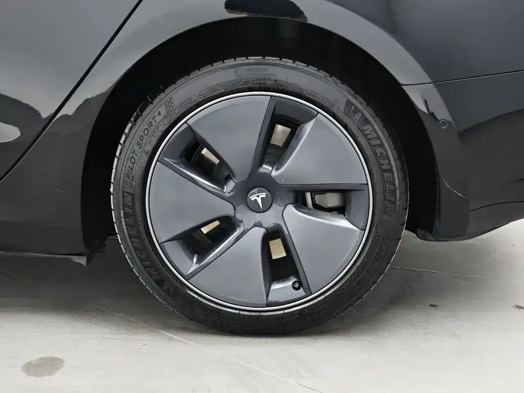 Tesla Model 3 — фото 4