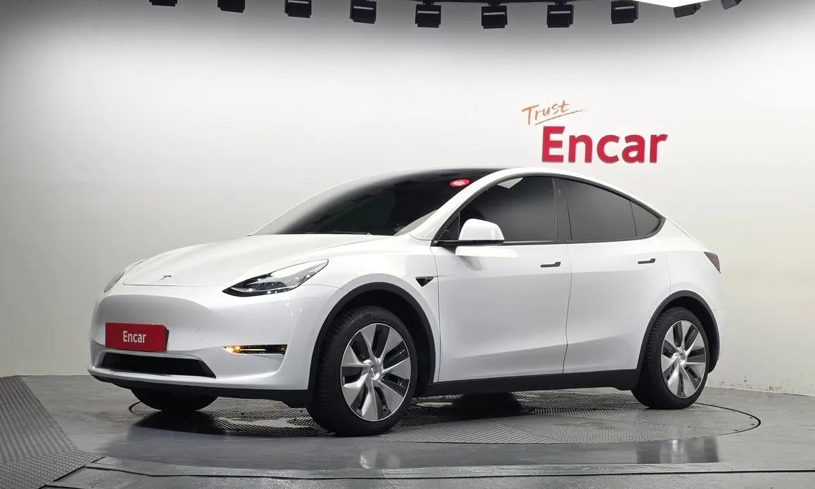 Tesla Model Y — фото 1