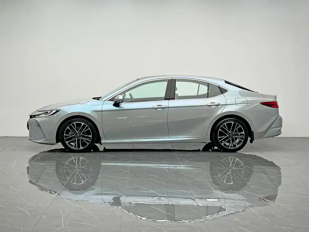Toyota Camry — фото 4