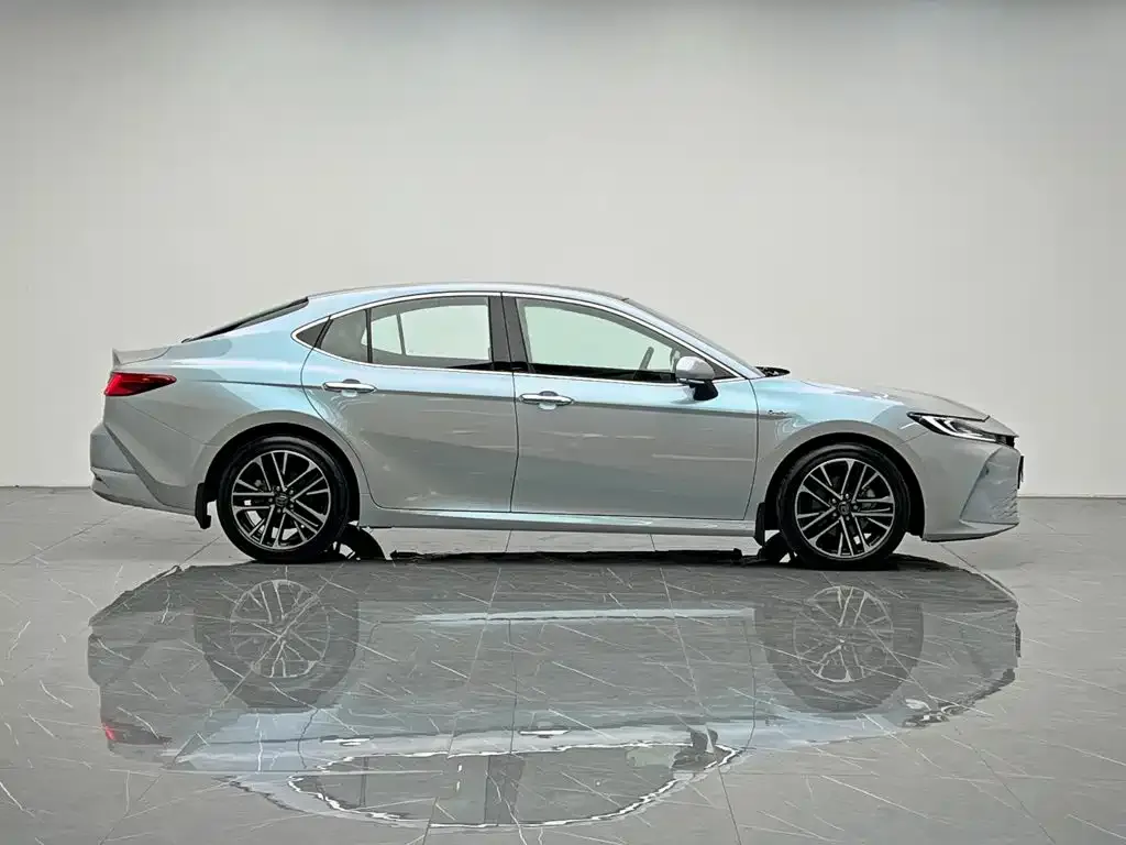 Toyota Camry — фото 3