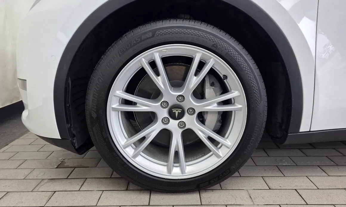 Tesla Model Y — фото 10