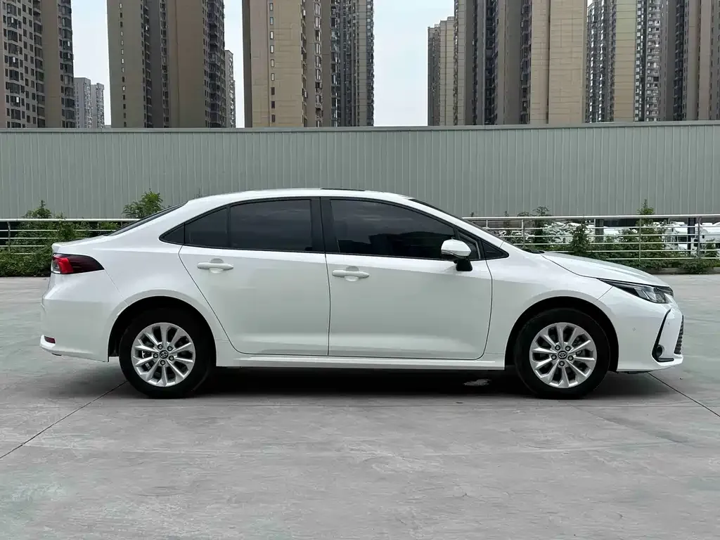 Toyota Corolla — фото 5