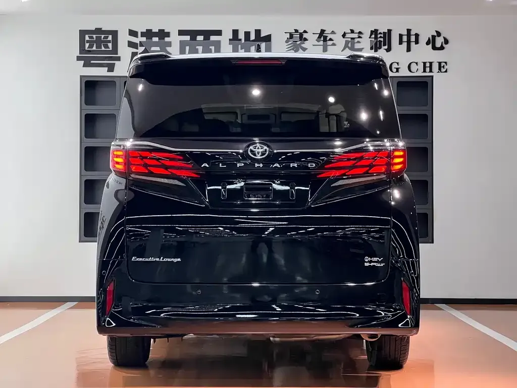 Toyota Alphard — фото 4