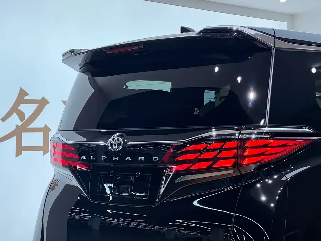 Toyota Alphard — фото 10