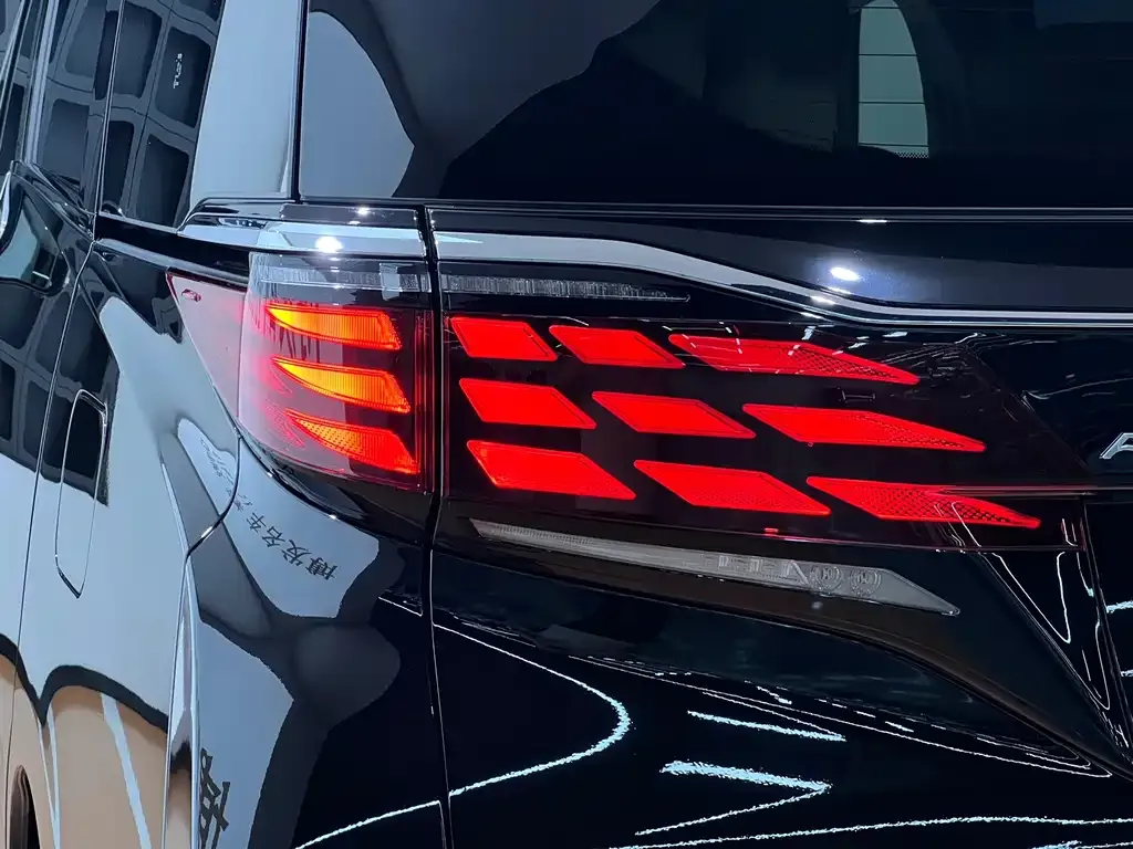 Toyota Alphard — фото 9