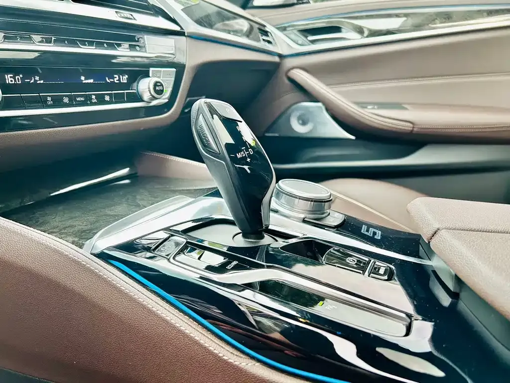 BMW 5 Series — фото 5