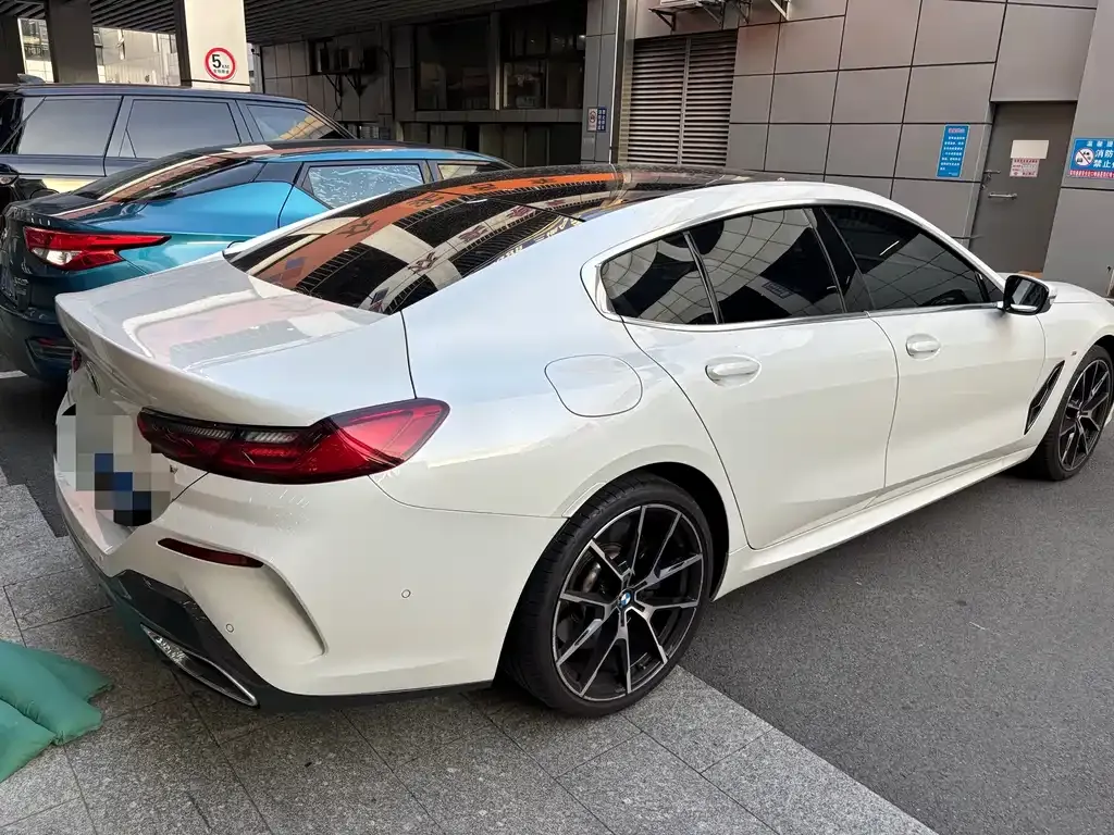 BMW 8 Series — фото 2