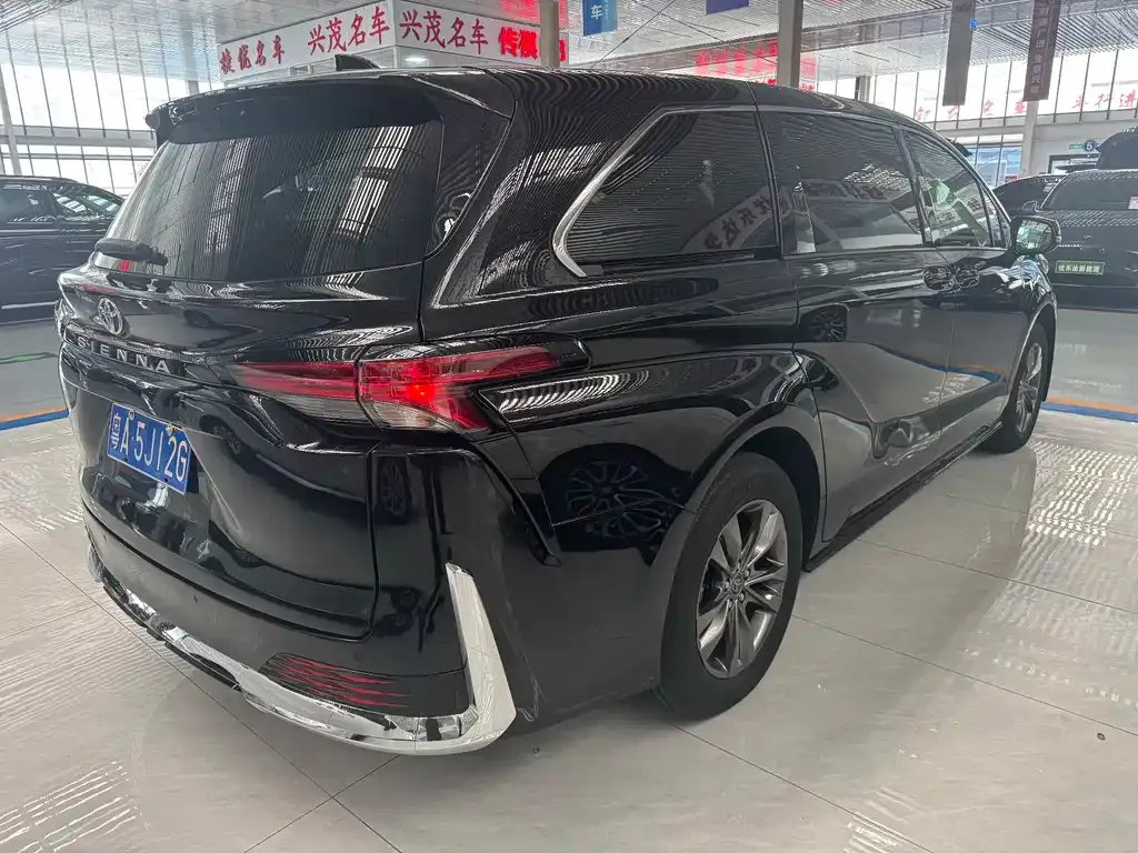 Toyota Sienna — фото 5