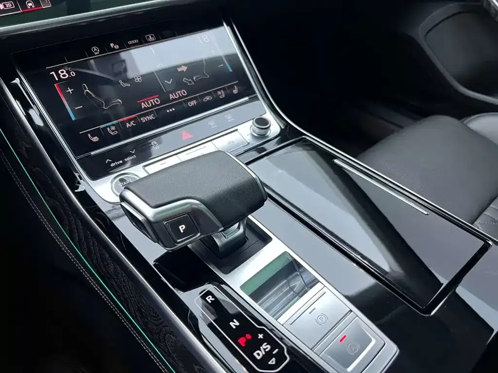 Audi A8 — фото 7