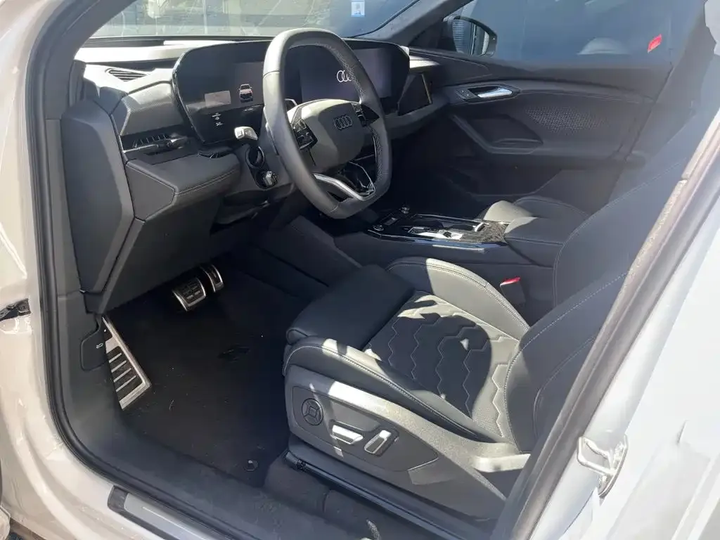 Audi Q6L e-tron — фото 3