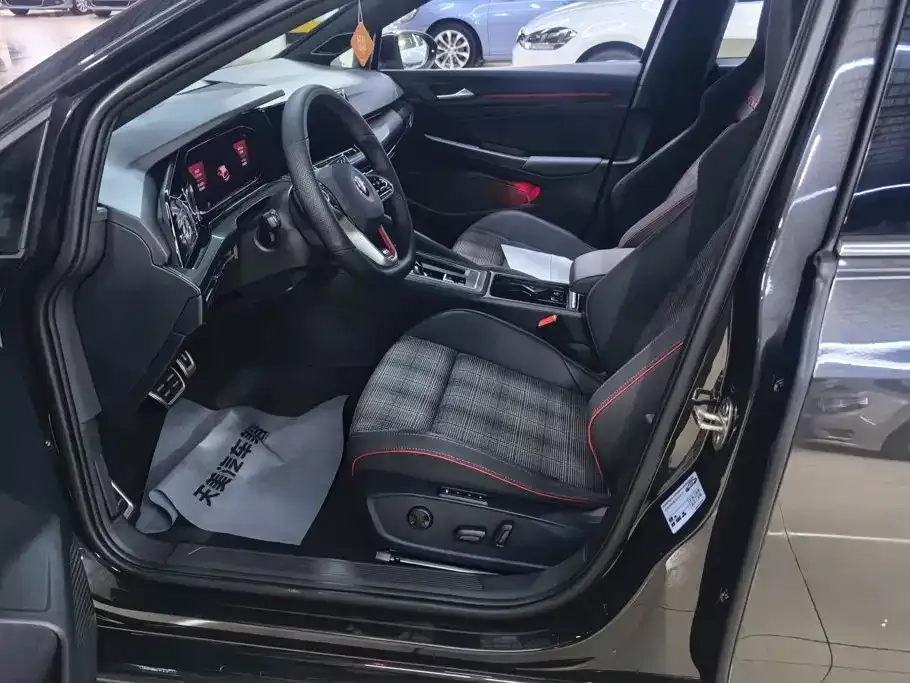 Volkswagen Golf GTI — фото 8
