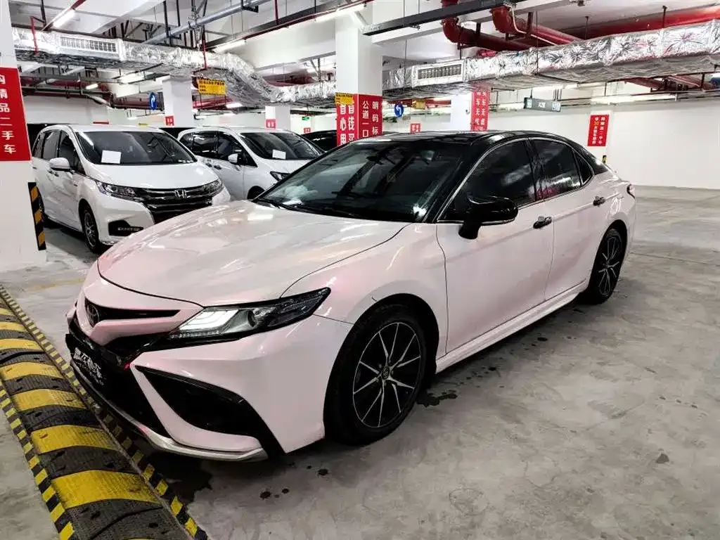 Toyota Camry — фото 1