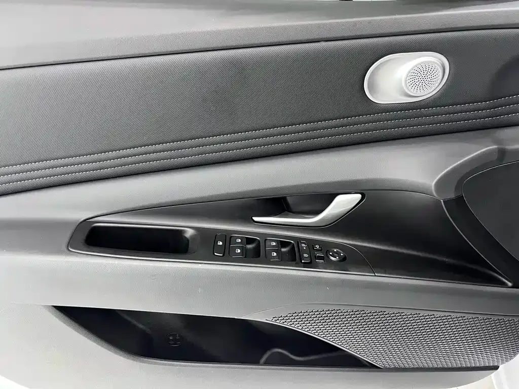 Hyundai Elantra — фото 7