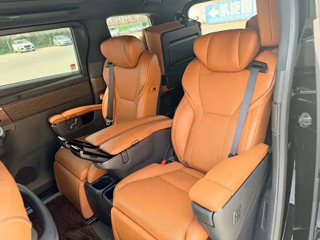 Toyota Alphard — фото 10