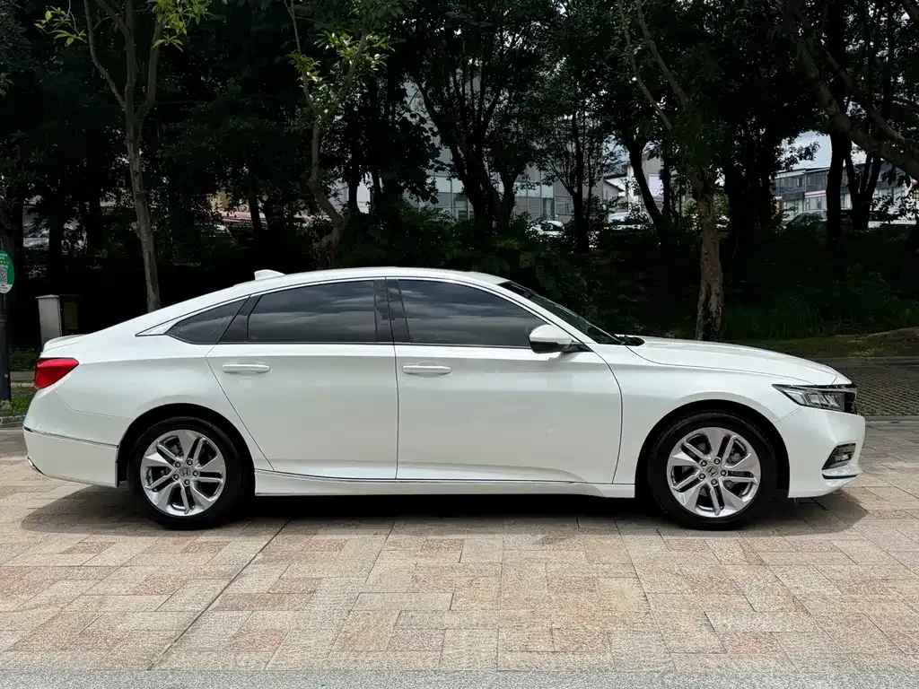 Honda Accord — фото 10