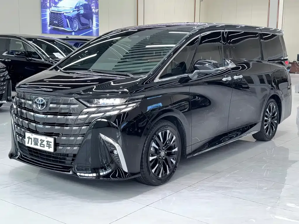Toyota Alphard — фото 1
