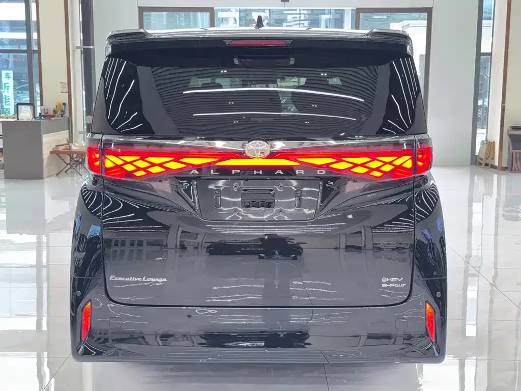 Toyota Alphard — фото 2